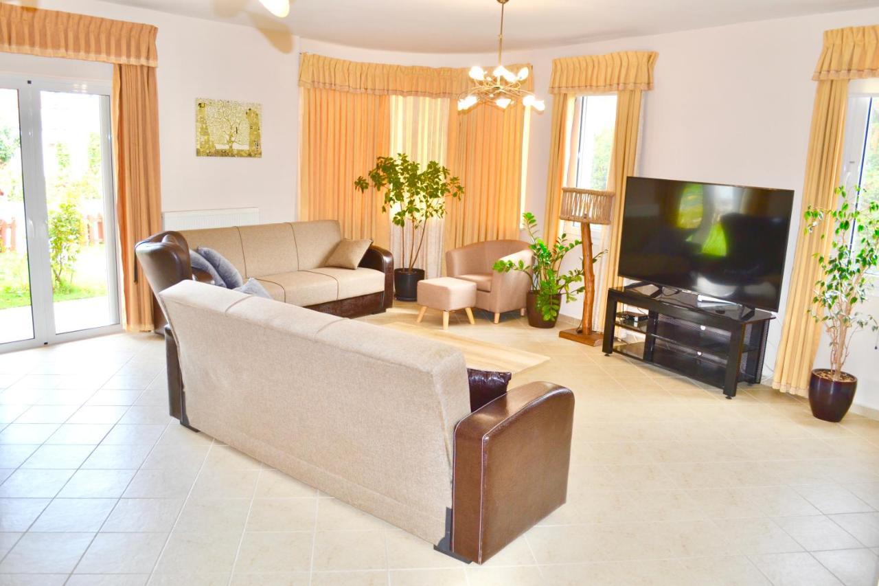 Giorgos Large Size Apartments -Family Friendly With Free Parking And Yard Views Heraklion  Luaran gambar